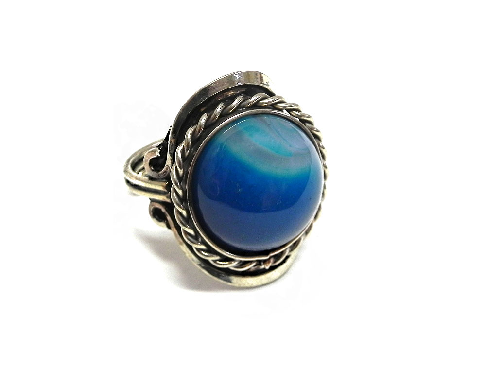 Handmade round-shaped dyed agate marble gemstone cabochon on adjustable alpaca silver metal ring with rope edge border in turquoise color.